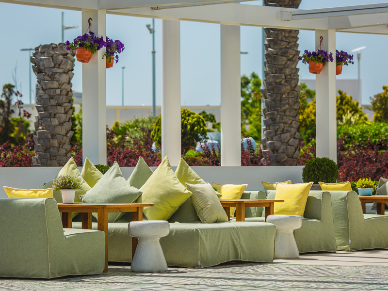 terrace-restaurand-modern-style-summer
